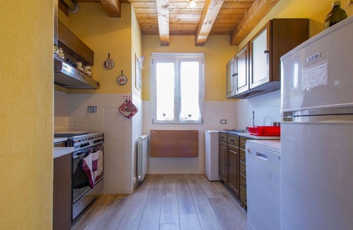 Macchino Apartment | Lovely apartment for 8 guests with WIFI, pool, TV, terrace and pets allowed