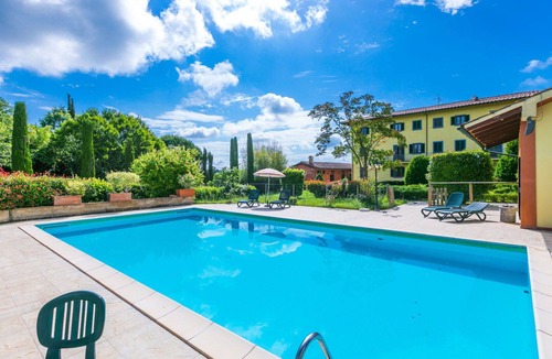 Fucecchio Villa | Lovely apartment in villa with hot tub, A/C, WIFI, private pool, TV and pets allowed