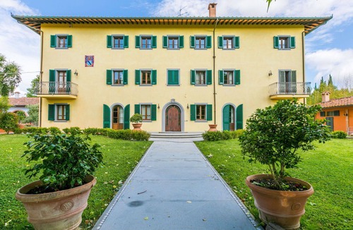Fucecchio Villa | Lovely apartment in villa with hot tub, A/C, WIFI, private pool, TV and pets allowed