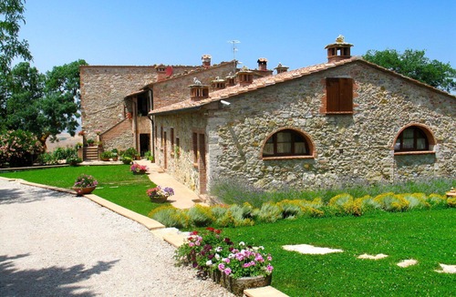 Gambassi Terme Villa | Lovely apartment in villa with WIFI, A/C, pool, TV, terrace, panoramic view, close to San Gimignano