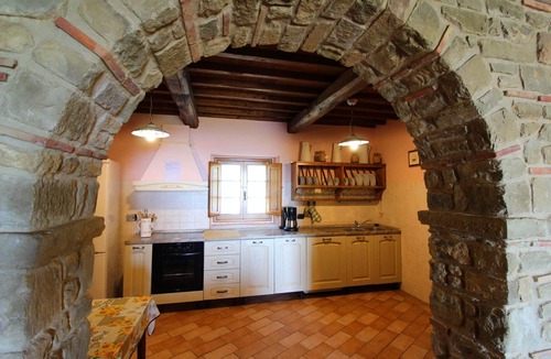 Loro Ciuffenna Apartment | Lovely apartment for 7 people with WIFI, pool, TV, pets allowed and parking