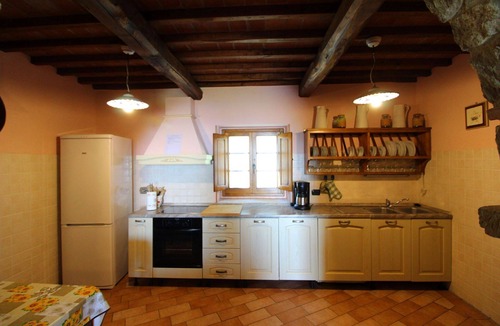 Loro Ciuffenna Apartment | Lovely apartment for 7 people with WIFI, pool, TV, pets allowed and parking
