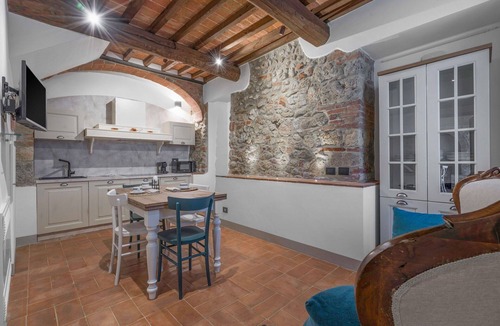 Monteriggioni Apartment | Lovely apartment for 4 guests with WIFI, pool, A/C, TV and pets allowed, close to Siena