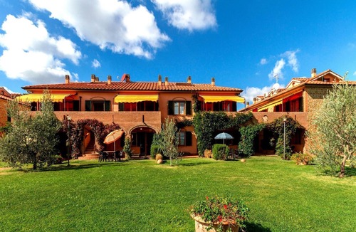 Sughera Apartment | Lovely apartment with A/C, pool, WIFI, TV, veranda and panoramic view, close to San Gimignano