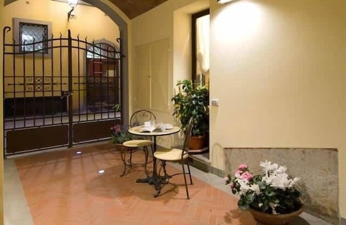 Prato Apartment | Lovely one-bedroom apartment in period building downtown (7)