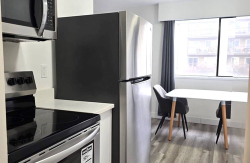 Lower Lonsdale Apartment | Lower Lonsdale One Bedroom Apartment - Mins to Seabus/Shipyard