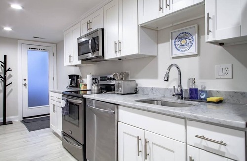 Park View Apartment | Lux CoHi Cove - Walk to METRO Sub Shopping & More