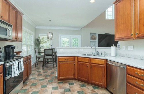Kernersville House | LUX King Bed Game Room Theater TVs Wi-Fi