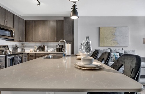 Villa Heights Apartment | LUX KING+QUEEN beds*NoDa/Uptown*walk to dine & ent