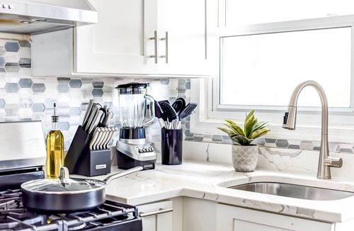 Arlington Views Apartment | Luxe 3BR & Parking with Outdoor Oasis | 6min to DC