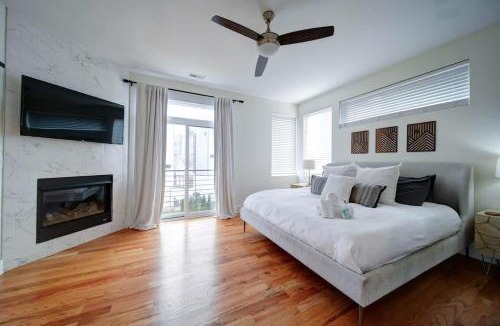 Third Ward House | Luxe Townhome Rooftop Hot Tub Parking