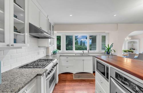 Hollyburn Apartment | Luxuary Stay in West Vancouver