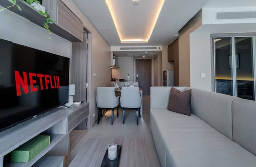 Khlong Tan Apartment | Luxurious 2BR Rooftop Pool & Gym Thong lor BTS