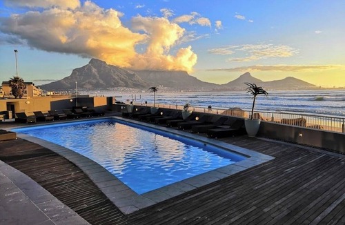 Lagoon Beach Apartment | Luxurious Accessible Apartment With Ocean Views in Kaapstad