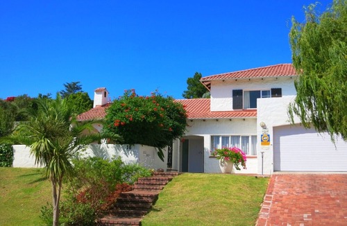 Stellenbosch House | Luxurious holiday home, solar heated pool, near Cape Town
