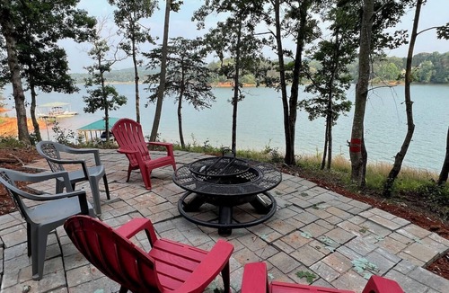 Wilkesboro Cabin | Luxurious Log Cabin on Kerr Scott Lake