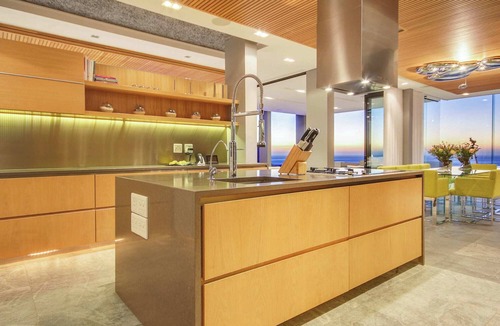 Camps Bay Villa | Luxurious Villa over 3 Levels with Lift (Geneva House)