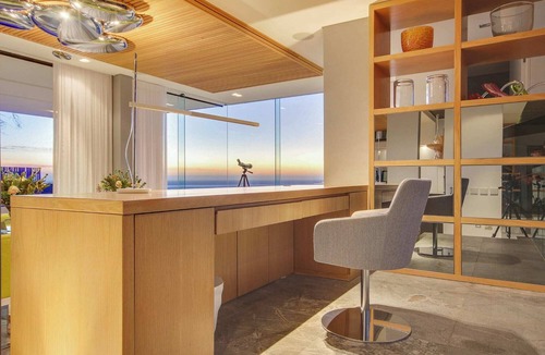 Camps Bay Villa | Luxurious Villa over 3 Levels with Lift (Geneva House)