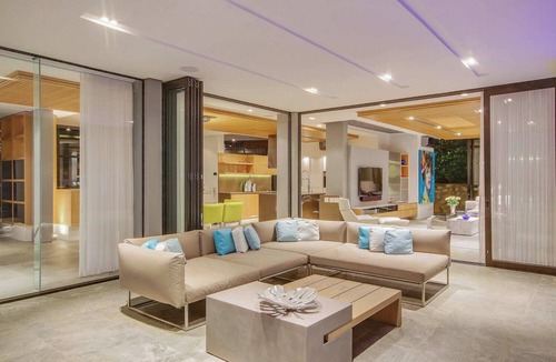 Camps Bay Villa | Luxurious Villa over 3 Levels with Lift (Geneva House)