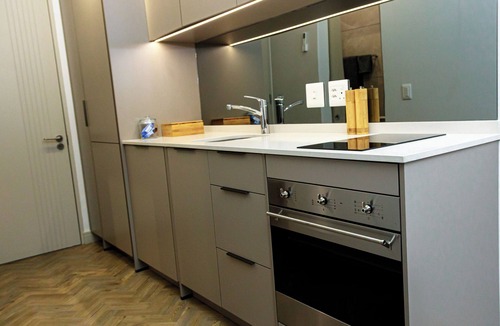 Greater Johannesburg Metropolitan Area Apartment | Luxury 1-bed apartment in amazing Rosebank, Johannesburg with fitness room, WiFi