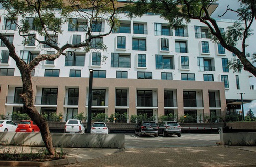 Greater Johannesburg Metropolitan Area Apartment | Luxury 1-bed apartment in amazing Rosebank, Johannesburg with fitness room, WiFi