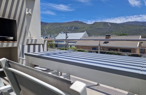 Sandbaai Apartment | Luxury 2 Bed Apartment with rooftop terrace, 3 balconies, mountain & sea views.