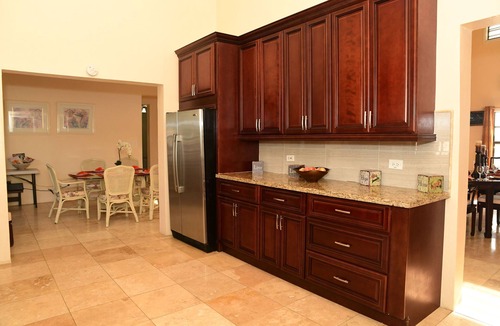 Estate Hermon Hill House | Luxury 3,000SF, 6 guests, 3 BR, 3 BA, Free Wi-Fi, AC, 5-10 Min beaches.