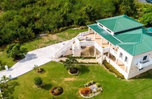 Estate Hermon Hill House | Luxury 3,000SF, 6 guests, 3 BR, 3 BA, Free Wi-Fi, AC, 5-10 Min beaches.