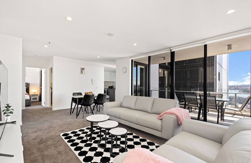Belconnen Apartment | Luxury 3BR 3BA Apartment Near Mall, Lake Views, Pool, Gym & BBQ Area
