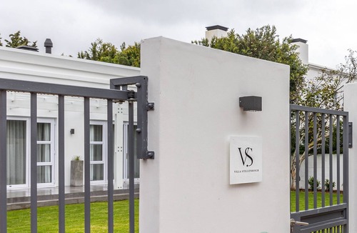 Stellenbosch Villa | Luxury 4 bedroom self catering Villa in central Stellenbosch with pool.