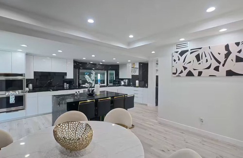 Woodland Hills House | Luxury 6500 SQFT, 7BR Estate Pool, Spa, Sauna, Basketball & BBQ