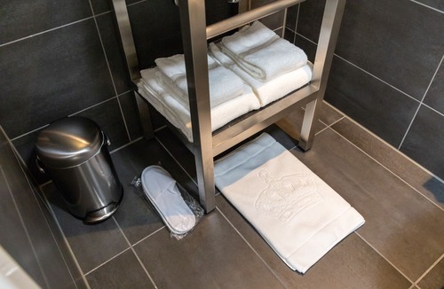 Broek in Waterland Ski Chalet | Luxury B&B in a historic village 10 km from downtown Amsterdam. Peace & comfort.
