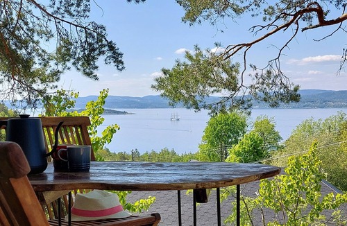 Fjellstrand Cabin | Luxury by the fjord of Oslo. Welcome to a mirrored cabin with great views