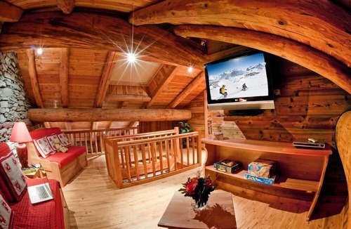 Les Brevieres Ski Chalet | Luxury chalet rental Tignes les Brévières Val d'Isère ski in/out wifi fireplace