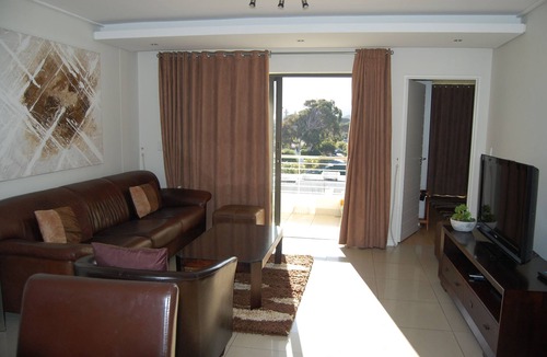 Plumstead Apartment | Luxury CONSTANTIA CAPE TOWN Apartment , Mountain View , Satelite TV, Gym , Wifi