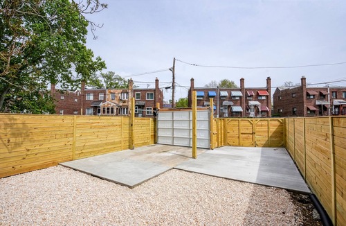 Benning House | Luxury contemporary stylish rowhouse + free parking; perfect for large groups