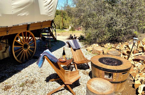 Thousand Oaks House | Luxury Covered Wagon in Santa Monica Mountains close to Malibu w/ King Bed
