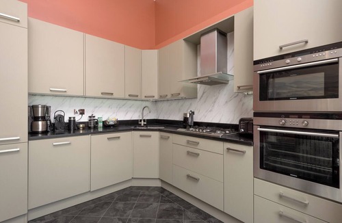 Old Town Apartment | Luxury city centre three-bedroom self-catering apartment with spectacular Edinburgh Castle views