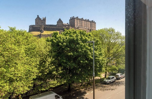 Old Town Apartment | Luxury city centre three-bedroom self-catering apartment with spectacular Edinburgh Castle views