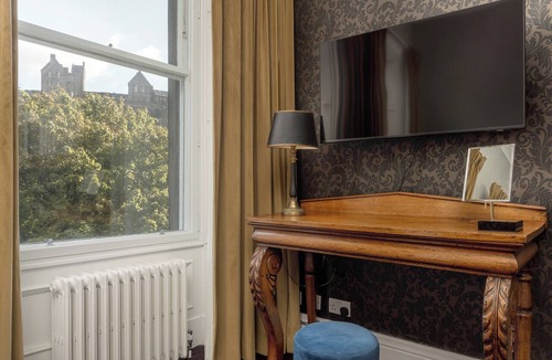 Old Town Apartment | Luxury city centre three-bedroom self-catering apartment with spectacular Edinburgh Castle views