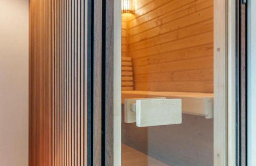 Medemblik Apartment | Luxury Harbour Apartment with Sauna and Jacuzzi