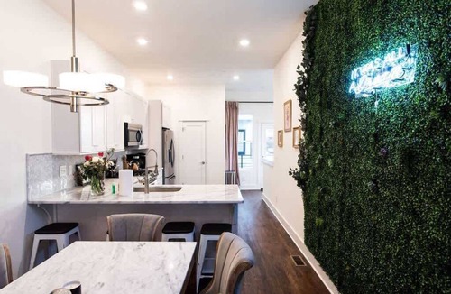 Hillsboro West End House | Luxury Hillsboro Village Rooftop Retreat, Sleep 12 w/Chef’s Kitchen, Smart TVs & Garage, Walk to Vanderbilt, Pancake Pantry & Boutique Shopping, Minutes to Broadway, 12 South & The Parthenon, 24/7 Hospitality