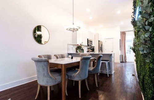 Hillsboro West End House | Luxury Hillsboro Village Rooftop Retreat, Sleep 12 w/Chef’s Kitchen, Smart TVs & Garage, Walk to Vanderbilt, Pancake Pantry & Boutique Shopping, Minutes to Broadway, 12 South & The Parthenon, 24/7 Hospitality