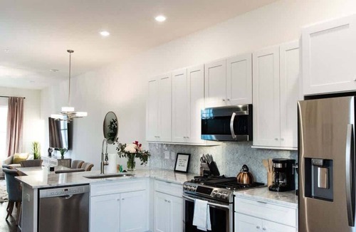 Hillsboro West End House | Luxury Hillsboro Village Rooftop Retreat, Sleep 12 w/Chef’s Kitchen, Smart TVs & Garage, Walk to Vanderbilt, Pancake Pantry & Boutique Shopping, Minutes to Broadway, 12 South & The Parthenon, 24/7 Hospitality