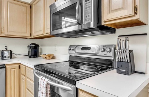 Kernersville House | Luxury Home! Sleep Up To 12! Close to everything!