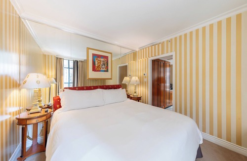 Central Hotel | Luxury King Suite at Le Soleil Vancouver Sleeps 4