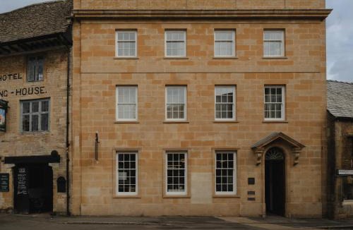 Stow-on-the-Wold Apartment | Luxury Landmark Stay in the Cotswolds with terrace & parking
