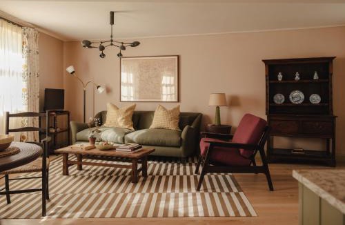 Stow-on-the-Wold Apartment | Luxury Landmark Stay in the Cotswolds with terrace & parking