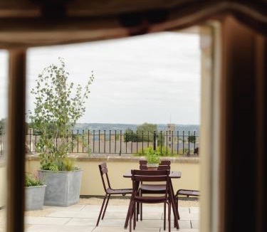 Stow-on-the-Wold Apartment | Luxury Landmark Stay in the Cotswolds with terrace & parking
