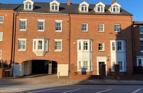 City Centre Apartment | Luxury, modern town centre, 2 beds, free parking for one vehicle